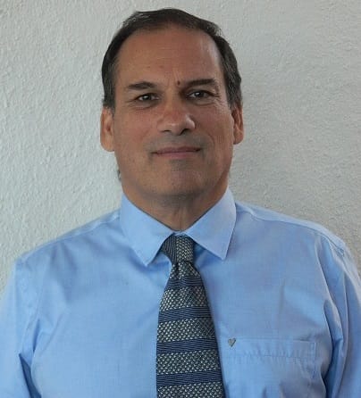 Álvaro Magasich destaca por su participación en el mundo académico.